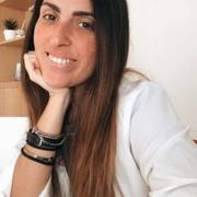 Laureata in scienze della nutrizione umana, insegna matematica e scienze per scuole medie, scienze naturali scuole superiori